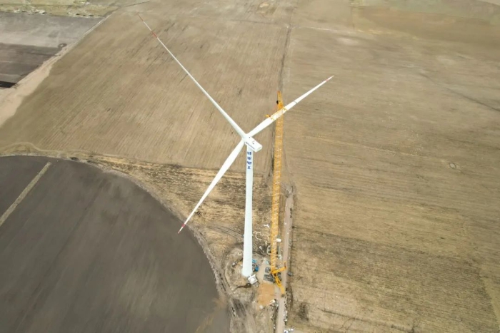 高空之巅，再铸荣光！XLC18000M助力大型风电场首台185米风机成功吊装