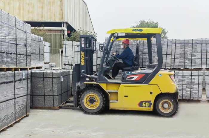 有“石”力！徐工孔雀电动叉车强势入驻石材厂