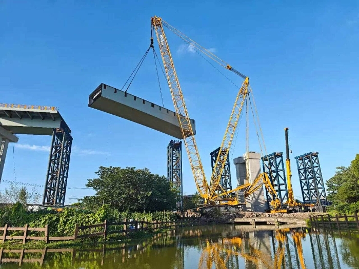 螺蛳壳里做道场？徐工XGC11000高架旁上演“极限操作”