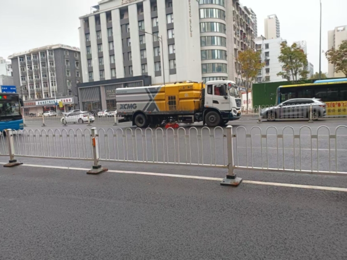 六年品质见证硬核实力，徐工18吨洗扫车获当地客户点赞！