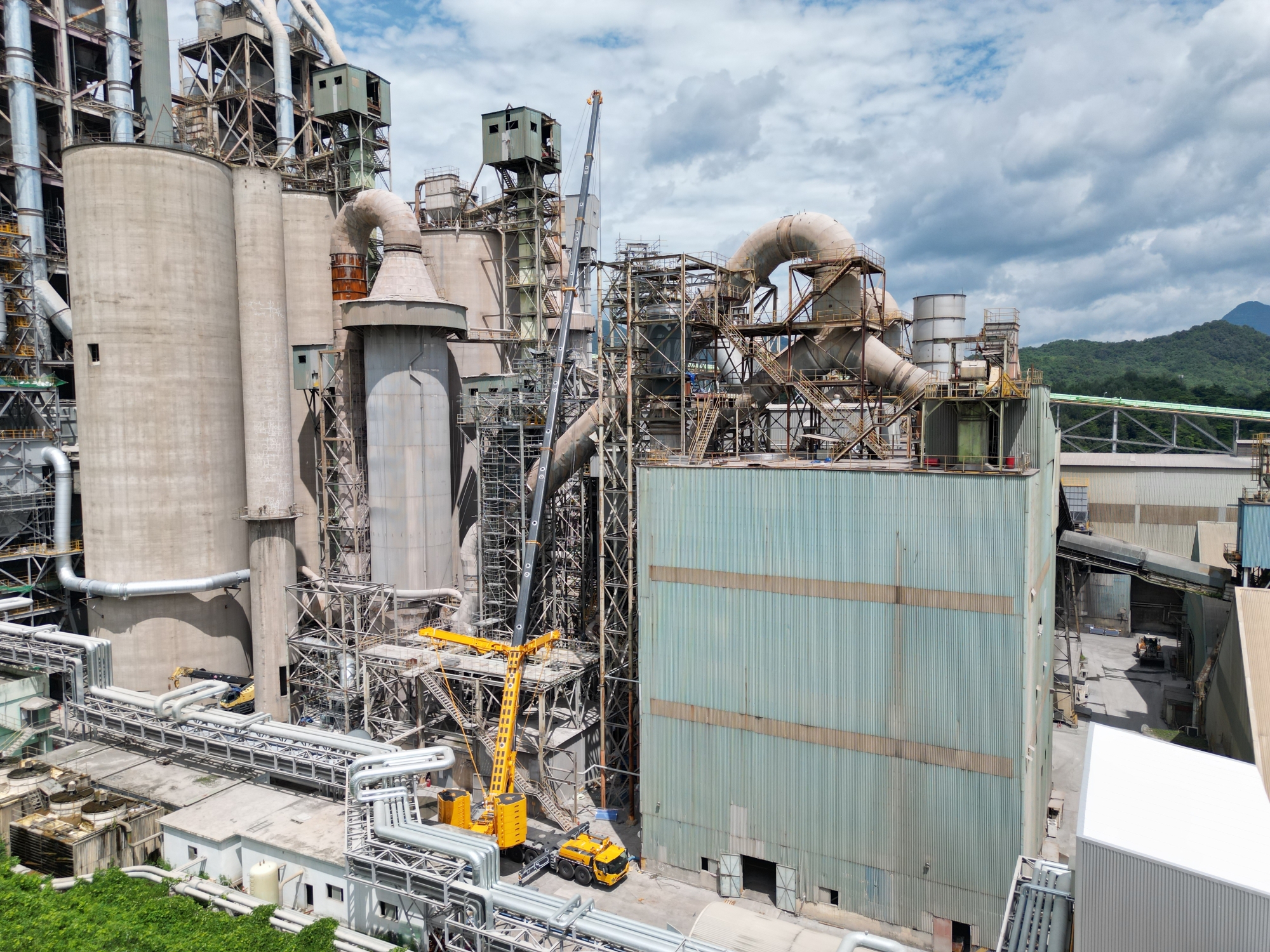 高效精准，稳如磐石——徐工XCA450_K全地面起重机助力现代水泥厂核心设备吊装