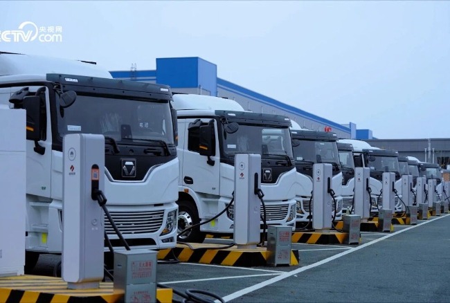 在中国物流之都，徐工超充重卡“15分钟满电”