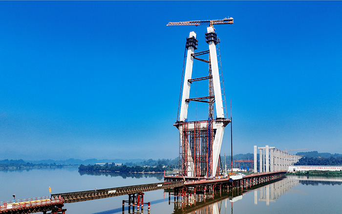 216.6米！徐工塔机助建汉阳湖岷江特大桥主塔封顶